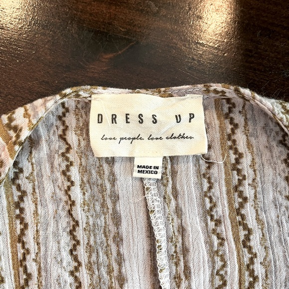 DRESS UP Blouse v-neck size M. Cream/brown/white stripes, pretty on 🩷. EUC - Picture 4 of 4